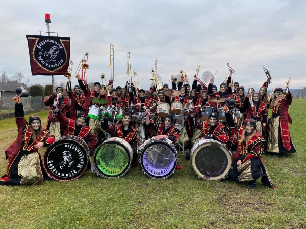 0c1b98e7-f500-4164-9d2e-5768bb311822 Guggenmusik Kostüm- 45 Stk. zum Verkauf