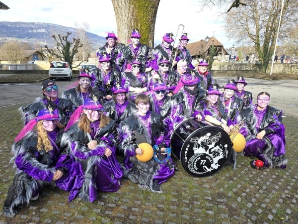 Violett-Schwarzes Kostüm